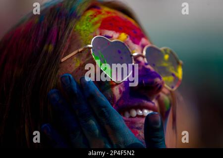 Kathmandu, Nepal. 6. März 2023. Eine Frau wird während der Feier des Holi Festivals auf dem Basantapur Durbar Square in Kathmandu, Nepal, am 6. März 2023 mit farbigem Pulver im Gesicht bestrichen. Kredit: Sulav Shrestha/Xinhua/Alamy Live News Stockfoto