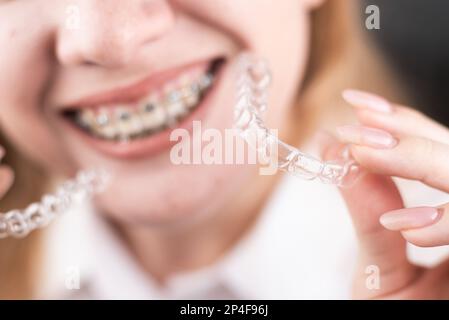 Frau schönes Lächeln, die eine transparente Öffnung Schutz Stockfoto