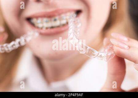 Frau schönes Lächeln, die eine transparente Öffnung Schutz Stockfoto