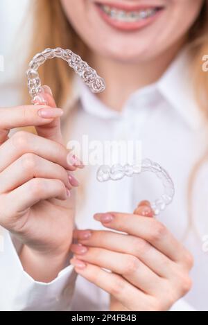 Frau schönes Lächeln, die eine transparente Öffnung Schutz Stockfoto