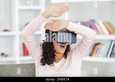 Eine Frau mit Virtual-Reality-Brille Stockfoto