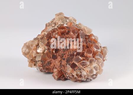 Aragonit ist ein Karbonatmineral, eine der drei häufigsten natürlich vorkommenden Kristallformen von Calciumcarbonat. Stockfoto