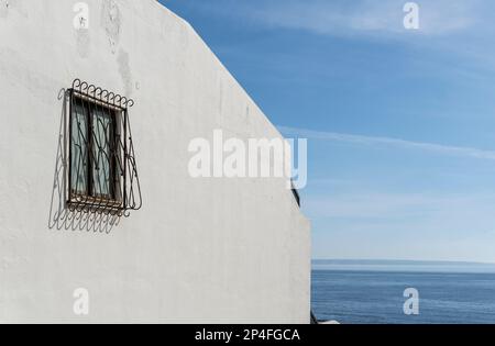 Hauptfassade eines weißen Hotels in Magaluf, Insel Mallorca, Spanien Stockfoto