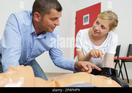 Hlw-Klassen mit Lehrern reden und zeigen erste Hilfe Stockfoto