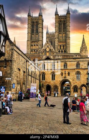 Fußgänger, Touristen in der Altstadt, Blick auf Lincoln Cathedral, die Cathedral Church of St Mary, Gothic, Lincoln, Lincolnshire, England, Vereint Stockfoto