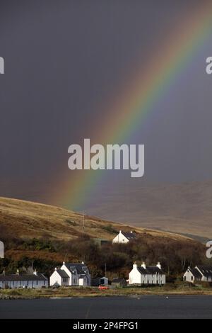 Regenbogen über den Häusern auf Craighouse Island Jura Stockfoto