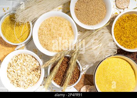 Auswahl an Vollkorngetreide glutenfreies Getreide. Verschiedene glutenfreie Getreidesorten: Reis, Buchweizen, Maisgroats, Quinoa, Hirse, Hafer, Buchweizen, Bulgu Stockfoto