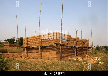 Gebäude wird aus Schlammziegeln gebaut, Butare-Region, Ruanda Stockfoto