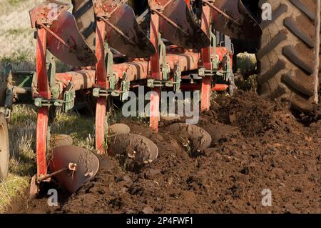 Kehrpflug, Umkehrpflug, Kehrpflug, Landmaschinen, Landwirtschaft, Landwirtschaftliche Technologie, Nahaufnahme des Umkehrpflugs Stockfoto