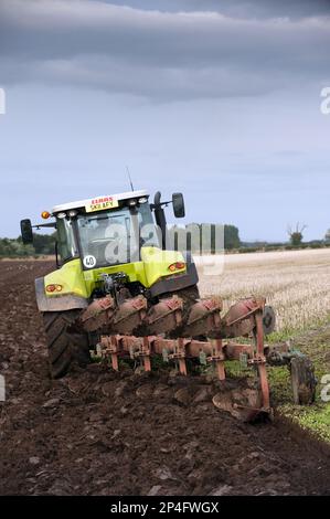 Axion-Traktor Claas 640 mit Umkehrpflug aus fünf Furchen, Pflügen im Stoppelfeld, Schottland, Großbritannien Stockfoto