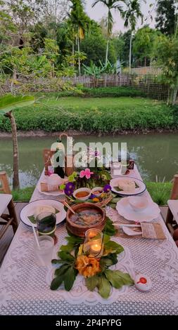 Ein Tisch mit thailändischem Isaan Landessen in Thailand am Abend Stockfoto