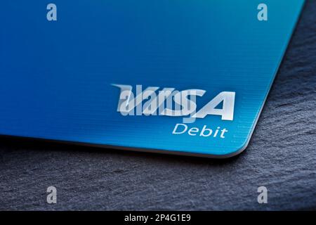 Hamburg, Deutschland - März 01 2023: Nahaufnahme der VISA-Lastschriftkarte der deutschen DKB-Bank auf dunklem Hintergrund, NUR REDAKTIONELLE VERWENDUNG. Stockfoto