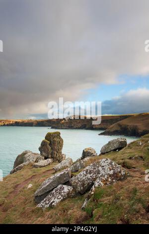 Blick auf die Küste mit Klippen in der Abendsonne und Regenwolken über Ihnen, Blick auf Com Head von Sterbs Point, Pentire Head Stockfoto