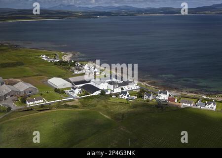 Luftaufnahme der Küste mit Dorf und Whisky-Brennerei, Bunnahabhain-Brennerei, Loch Indaal, Rinns of Islay, Isle of Islay, Innere Hebriden Stockfoto