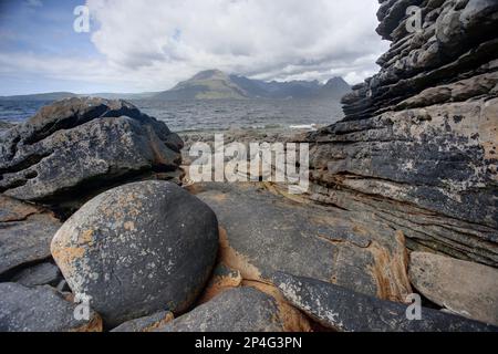 Blick vom felsigen Strand über das Sea loch zu den Cullin Mountains, Loch Scavaig, Elgol, Strathaird Halbinsel, Isle of Skye, Innere Hebriden Stockfoto