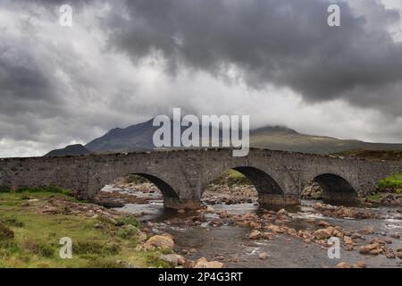 Blick auf den Moor River mit alter Sligachan Brücke und Bergen, Sgurr nan Gillean, Cuillin Mountains, Glen Sligachan, Isle of Skye, Innere Hebriden Stockfoto