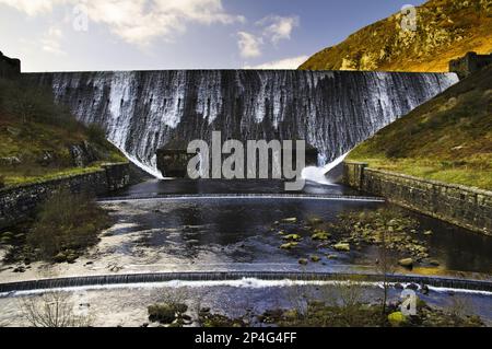 Blick auf den Damm und den Auslauf, Caban Coch, Garreg DDU Reservoir, Elan Valley, in der Nähe von Rhayader, Powys, Wales, Vereinigtes Königreich Stockfoto