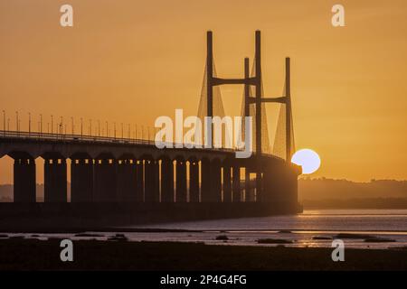 Blick auf die Brücke über den Fluss bei Sonnenaufgang, von Caldicot aus gesehen, Second Severn Crossing, River Severn, Severn Mündung, Monmouthshire, Wales, United Stockfoto