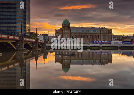 Renovierte Wohnung mit Kupferkuppel, die sich bei Sonnenaufgang im Fluss spiegelt, Newport Technical Institute, River Usk, Newport, South Wales, Vereinigtes Königreich Stockfoto