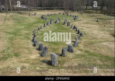 'Stone Ship' (Ship Setting) uralte Begräbnisstätte, Ort neben Tumulus, Anundshog (Anunds Hillock), Vasteras, Vastmanland, Schweden Stockfoto