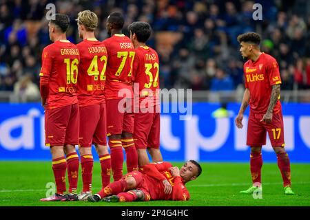 Mailand, Italien. 05. März 2023. Die Spieler von Lecce bilden während des Spiels der Serie A zwischen Inter und Lecce bei Giuseppe Meazza in Mailand eine Mauer. (Foto: Gonzales Photo/Alamy Live News Stockfoto