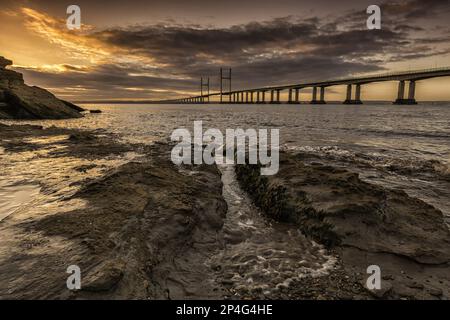 Blick auf die Brücke über den Fluss bei Sonnenaufgang, vom Diver's Rock bei Sudbrook, Second Severn Crossing, River Severn, Severn Estuary, Monmouthshire Stockfoto