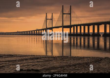 Blick auf die Brücke über den Fluss bei Sonnenaufgang, vom Diver's Rock bei Sudbrook, Second Severn Crossing, River Severn, Severn Estuary, Monmouthshire Stockfoto