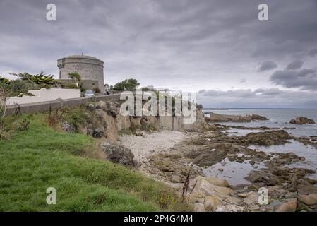 Blick auf die Küstenpromontory und den Martello Tower, James Joyce Tower und Museum, 40 Fuß, Sandycove, Dublin Bay, County Dublin, Irland Stockfoto