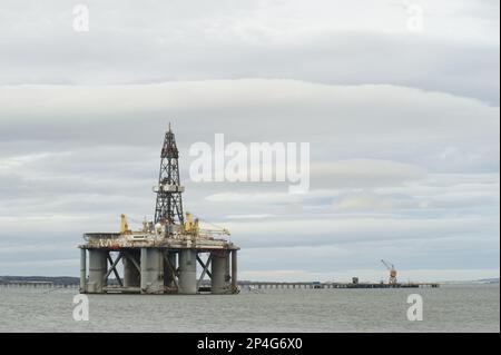 Ölbohrinsel im Meer nahe der Küste, Cromarty Firth, Moray Firth, Invergordon, OsterRoss, Schottland, Vereinigtes Königreich Stockfoto