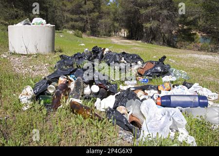 Müll in schwarzen Plastiktüten, Touristenmüll in einem Schönheitssalon in Spanien Stockfoto