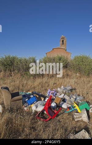 Flytipping von Möbeln und Plastikmüll im ländlichen Raum, Nordspanien Stockfoto