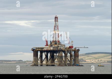 Ölbohrinsel im Meer nahe der Küste, Cromarty Firth, Moray Firth, Invergordon, OsterRoss, Schottland, Vereinigtes Königreich Stockfoto