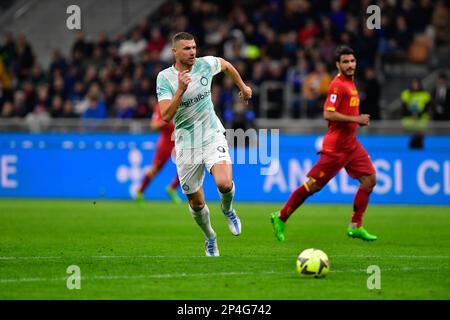 Mailand, Italien. 05. März 2023. Edin Dzeko (9) von Inter während der Serie Ein Spiel zwischen Inter und Lecce bei Giuseppe Meazza in Mailand gesehen. (Foto: Gonzales Photo/Alamy Live News Stockfoto