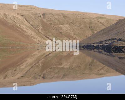 Ufer des Reservoirs im Wasser, Claerwen Dam, Elan Valley, Powys, Wales, Vereinigtes Königreich Stockfoto