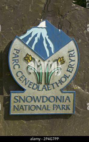 Snowdonia National Park, Parc Cenedlaethol Eryri' zweisprachiges Schild, Llanberis, Snowdonia N. P. Gwynedd, Wales, Vereinigtes Königreich Stockfoto