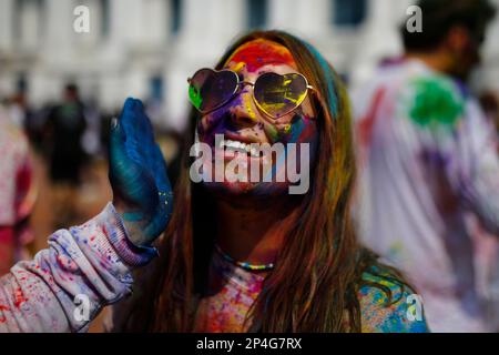 Kathmandu, Nepal. 6. März 2023. Reisende schmücken sich gegenseitig, während sie Fagu Purnima, auch bekannt als Holi, feiern, das Festival der Farben in Kathmandu, Nepal, am Montag, den 6. März 2023. (Kreditbild: © Skanda Gautam/ZUMA Press Wire) NUR REDAKTIONELLE VERWENDUNG! Nicht für den kommerziellen GEBRAUCH! Kredit: ZUMA Press, Inc./Alamy Live News Stockfoto