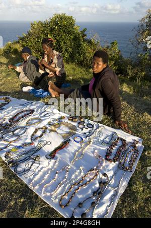 Einheimische Frau, die Schmuck für Touristen verkauft, Lookout, Port St. Johns, „Wild Coast“, Ostkap (Transkei), Südafrika Stockfoto