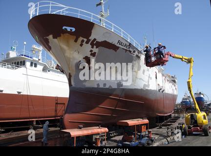 Frachtschiff wird neu lackiert im Trockendock, Cape Town, Western Cape, Südafrika Stockfoto