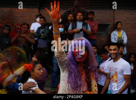 Kathmandu, Nepal. 6. März 2023. Feierlich feiert Fagu Purnima, bekannt als Holi, das Festival der Farben in Kathmandu, Nepal, am Montag, den 6. März 2023. (Kreditbild: © Skanda Gautam/ZUMA Press Wire) NUR REDAKTIONELLE VERWENDUNG! Nicht für den kommerziellen GEBRAUCH! Kredit: ZUMA Press, Inc./Alamy Live News Stockfoto