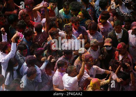 Kathmandu, Nepal. 6. März 2023. Feierliche Feiern feiern Fagu Purnima, bekannt als Holi, das Festival der Farben in Kathmandu, Nepal, am Montag, den 6. März 2023. (Kreditbild: © Skanda Gautam/ZUMA Press Wire) NUR REDAKTIONELLE VERWENDUNG! Nicht für den kommerziellen GEBRAUCH! Kredit: ZUMA Press, Inc./Alamy Live News Stockfoto