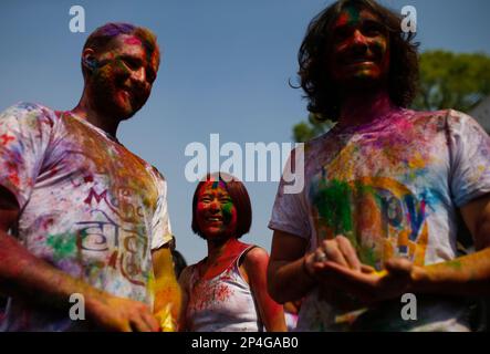 Kathmandu, Nepal. 6. März 2023. Touristen feiern Fagu Purnima, bekannt als Holi, das Festival der Farben in Kathmandu, Nepal, am Montag, den 6. März 2023. (Kreditbild: © Skanda Gautam/ZUMA Press Wire) NUR REDAKTIONELLE VERWENDUNG! Nicht für den kommerziellen GEBRAUCH! Kredit: ZUMA Press, Inc./Alamy Live News Stockfoto