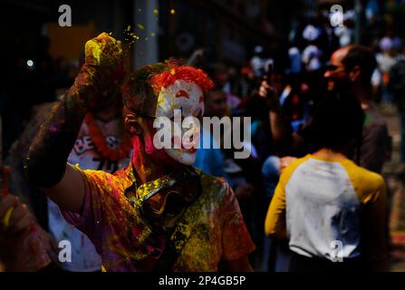 Kathmandu, Nepal. 6. März 2023. Feierlich feiert Fagu Purnima, bekannt als Holi, das Festival der Farben in Kathmandu, Nepal, am Montag, den 6. März 2023. (Kreditbild: © Skanda Gautam/ZUMA Press Wire) NUR REDAKTIONELLE VERWENDUNG! Nicht für den kommerziellen GEBRAUCH! Kredit: ZUMA Press, Inc./Alamy Live News Stockfoto