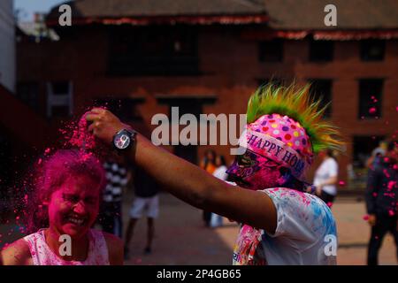 Kathmandu, Nepal. 6. März 2023. Feierlich feiern feierlich feiert Fagu Purnima, bekannt als Holi, das Festival der Farben in Kathmandu, Nepal, am Montag, den 6. März 2023. (Kreditbild: © Skanda Gautam/ZUMA Press Wire) NUR REDAKTIONELLE VERWENDUNG! Nicht für den kommerziellen GEBRAUCH! Kredit: ZUMA Press, Inc./Alamy Live News Stockfoto