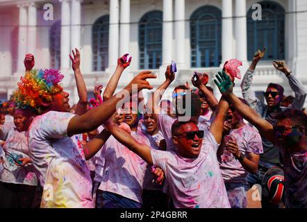 Kathmandu, Nepal. 6. März 2023. Feierliche Feiern feiern Fagu Purnima, bekannt als Holi, das Festival der Farben in Kathmandu, Nepal, am Montag, den 6. März 2023. (Kreditbild: © Skanda Gautam/ZUMA Press Wire) NUR REDAKTIONELLE VERWENDUNG! Nicht für den kommerziellen GEBRAUCH! Kredit: ZUMA Press, Inc./Alamy Live News Stockfoto