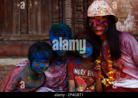 Kathmandu, Nepal. 6. März 2023. Ein Tourist posiert für ein Foto mit nepalischen Kindern während Fagu Purnima, bekannt als Holi, dem Fest der Farben in Kathmandu, Nepal, am Montag, den 6. März 2023. (Kreditbild: © Skanda Gautam/ZUMA Press Wire) NUR REDAKTIONELLE VERWENDUNG! Nicht für den kommerziellen GEBRAUCH! Kredit: ZUMA Press, Inc./Alamy Live News Stockfoto