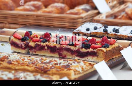 Verkauf von Kuchen und anderen Backwaren auf dem Farmers Street Food Market in Prag, Stand einer lokalen Bäckerei, die Kuchen, Brot und andere Backwaren anbietet. F Stockfoto