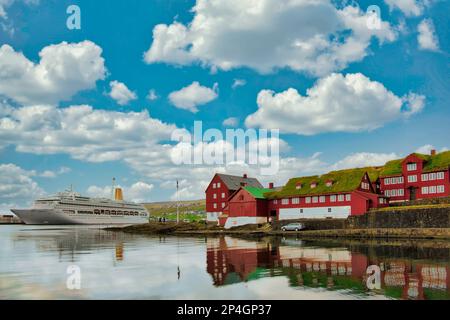 Kreuzfahrtschiff In Der Nähe Der Altstadt Der Torshavn Färöer Inseln Stockfoto