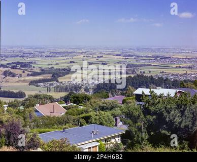 Ein historisches Bild der Canterbury Plains in der Nähe von Christchurch auf der Südinsel Neuseelands aus dem Jahr 1981 von einem unbekannten Aussichtspunkt Stockfoto