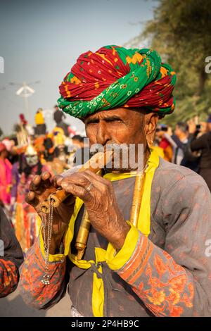 Indien, Rajasthan, Bikaner, Kamelfestivalparade, Kultur, Traditioneller männlicher Musiker von Rajasthani, der Algoza-Doppelflöte spielt Stockfoto