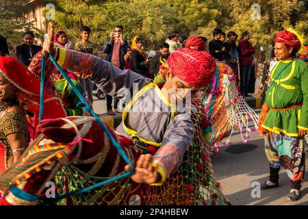 Indien, Rajasthan, Bikaner, Kamelfestivalparade, Kultur, Traditionelle Folktänzerin in traditionellem Reiterkostüm Stockfoto